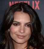 Золотая девушка: Эмили Ратаковски блистает в сияющем наряде