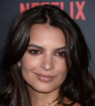 Золотая девушка: Эмили Ратаковски блистает в сияющем наряде