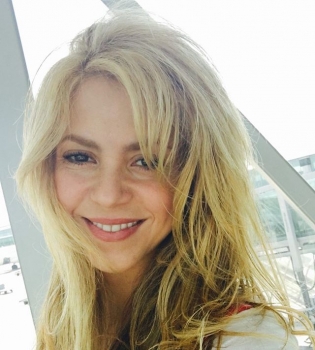 Салон красоты на дому: Шакира сама делает себе педикюр