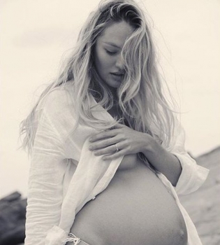 Смело: беременная Кэндис Свенйпол снялась обнаженной в воде