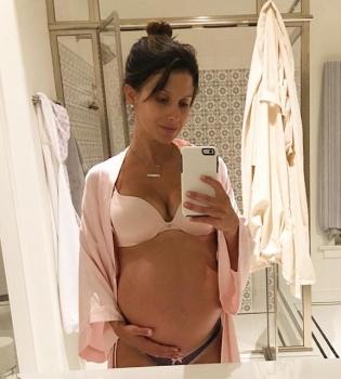 Жена Алека Болдуина показала фигуру спустя сутки после родов