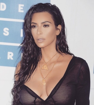 Совершенно голая Ким Кардашьян похвасталась загаром