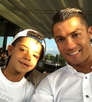 Заботливый отец: Криштиану Роналду делает уроки с сыном