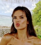 Алессандра Амбросио позирует на пляже топлес