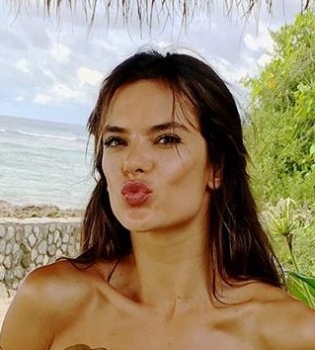 Алессандра Амбросио позирует на пляже топлес