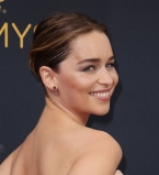 Эмилия Кларк продемонстрировала точеную фигуру на красной дорожке