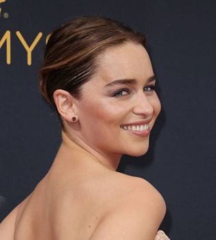 Эмилия Кларк продемонстрировала точеную фигуру на красной дорожке