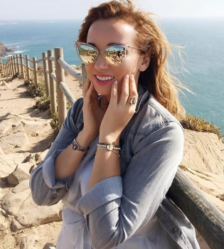 Анфиса Чехова восхищает заметно похудевшей фигурой в модном купальнике