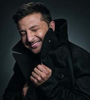 Владимир Зеленский примерил юбку и украинскую вышиванку