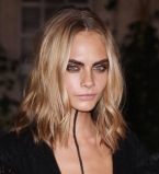 Кара Делевинь оголила грудь на показе Burberry