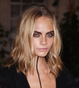 Кара Делевинь оголила грудь на показе Burberry