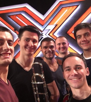 Судей шоу &quot;Х-фактор-7&quot; покорили простые киевские парни с песней о Дженнифер Лопес