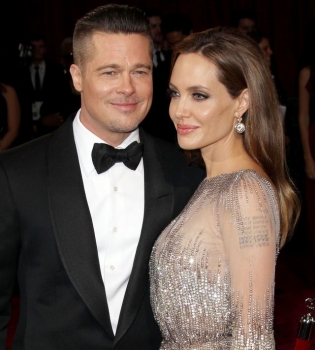 От страстного романа до развода: лучшие фотографии Анджелины Джоли и Бреда Пита