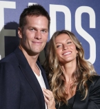 Объятия и поцелуи: Жизель Бундхен и Том Брэди не скрывают чувств на публике