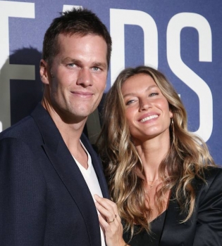 Объятия и поцелуи: Жизель Бундхен и Том Брэди не скрывают чувств на публике