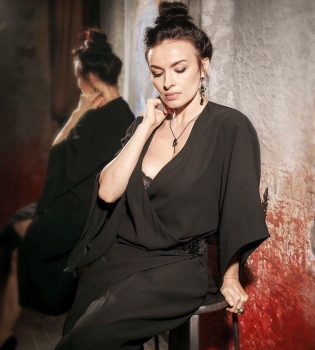 Стильная и разная: Надежда Мейхер снялась в рекламе собственного бренда