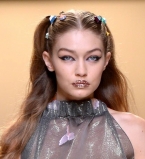 Джиджи Хадид прошлась по подиуму в совершенно прозрачном наряде