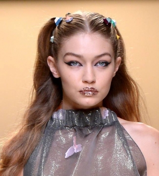 Джиджи Хадид прошлась по подиуму в совершенно прозрачном наряде