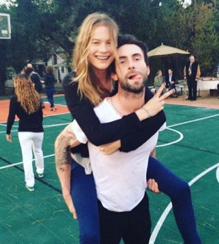 Бехати Принслу и Адам Ливайн показали первый снимок новорожденной дочери