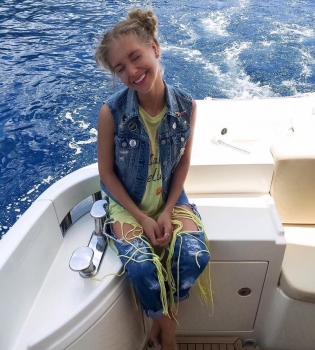 Кристина Асмус опубликовала умилительное семейное фото с подросшей дочерью