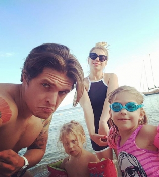 Продлили лето: Анатоли Анатолич наслаждается семейным отдыхом в теплых краях