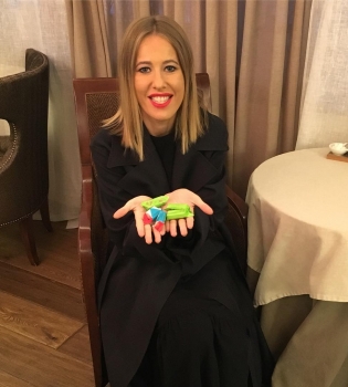 Ксения Собчак демонстрирует нереальные позы в йоге с беременным животом