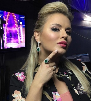 В сеть попал раритетный снимок юной Анны Семенович