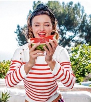 Привет из лета: Миранда Керр снялась в яркой фотосессии для глянца