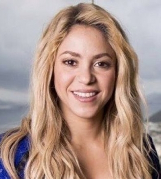 Семейное селфи: Шакира опубликовала веселое фото с мамой и папой