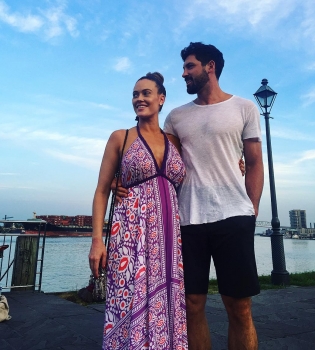 В сети появились новые снимки беременной жены Максима Чмерковского