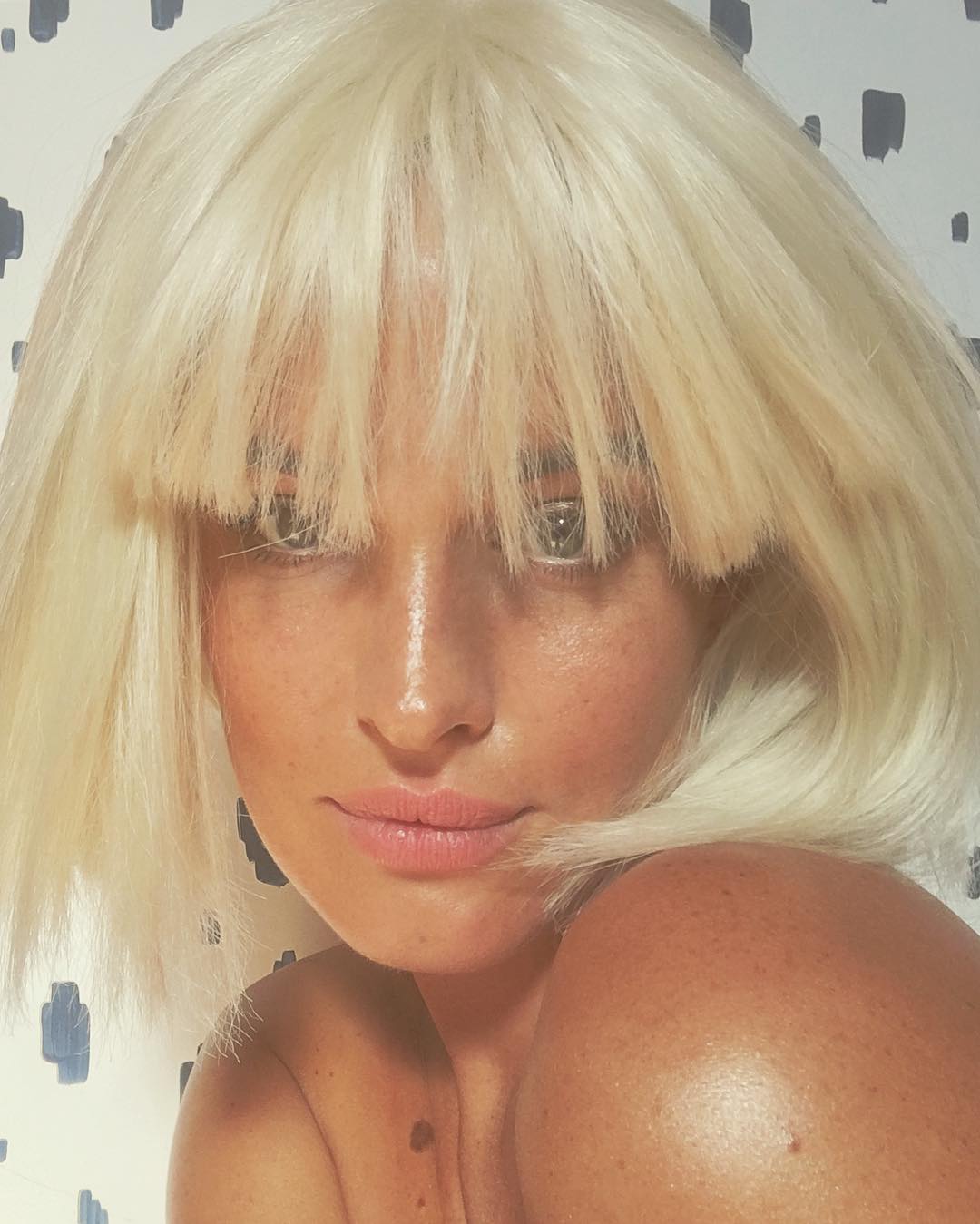Роковая блондинка: Даша Астафьева соблазняет снимками в стиле ню