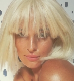 Роковая блондинка: Даша Астафьева соблазняет снимками в стиле ню