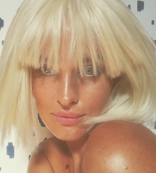 Роковая блондинка: Даша Астафьева соблазняет снимками в стиле ню