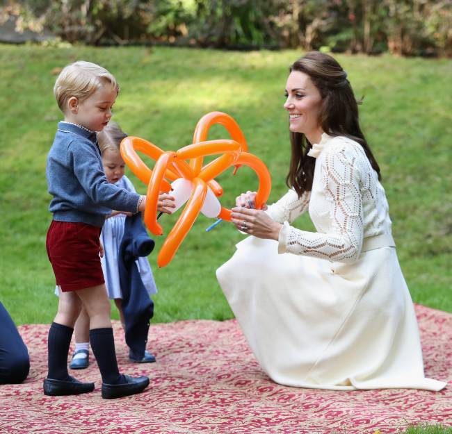 Милее некуда: принц Уильям и Кейт Миддлтон с детьми играют с воздушными шарами