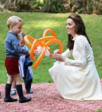 Милее некуда: принц Уильям и Кейт Миддлтон с детьми играют с воздушными шарами