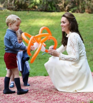 Милее некуда: принц Уильям и Кейт Миддлтон с детьми играют с воздушными шарами
