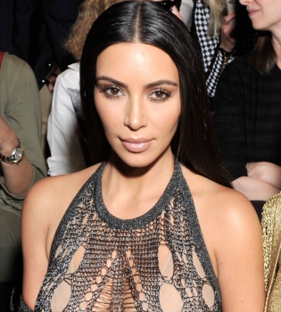 Откровенно и необычно: Ким Кардашьян появилась на модном показе в платье с множеством дыр