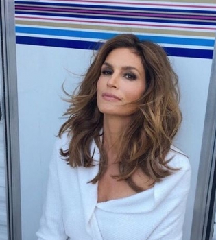 Влюблены и счастливы: Синди Кроуфорд позирует с супругом