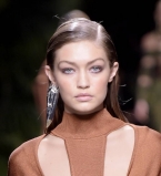 Джиджи Хадид восхищает красотой и элегантностью на показе Balmain