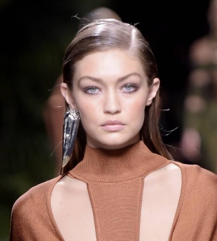 Джиджи Хадид восхищает красотой и элегантностью на показе Balmain