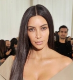 Ким Кардашьян пришла на показ в пальто на голое тело