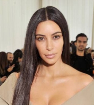 Ким Кардашьян пришла на показ в пальто на голое тело