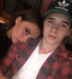 Бруклин Бекхэм опубликовал очередной трогательный снимок с мамой Викторией