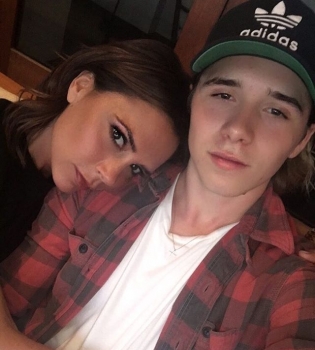 Бруклин Бекхэм опубликовал очередной трогательный снимок с мамой Викторией