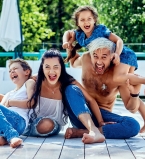 Сергей Бабкин впервые снялся в фотосессии с женой и детьми