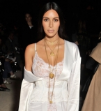 Сексуальная Ким Кардашьян вышла в свет в прозрачном кружевном платье