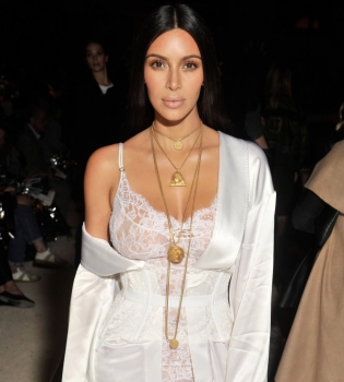 Сексуальная Ким Кардашьян вышла в свет в прозрачном кружевном платье