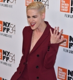 Кристен Стюарт появилась на премьере фильма в брючном костюме без нижнего белья