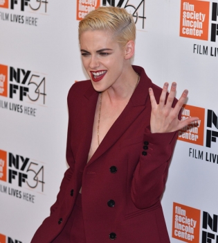 Кристен Стюарт появилась на премьере фильма в брючном костюме без нижнего белья