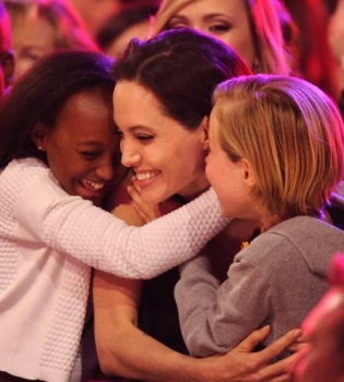 Анджелина Джоли временно получила полную опеку над детьми